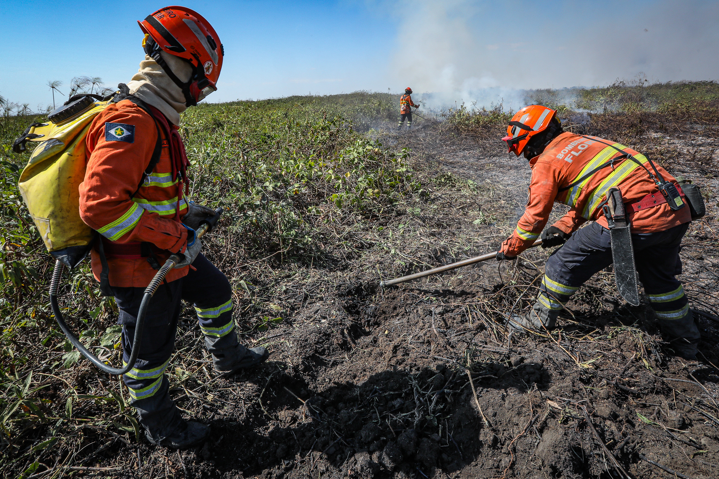 Corpo de Bombeiros extingue dois incêndios e combate outros 16 nesta sexta-feira (16)