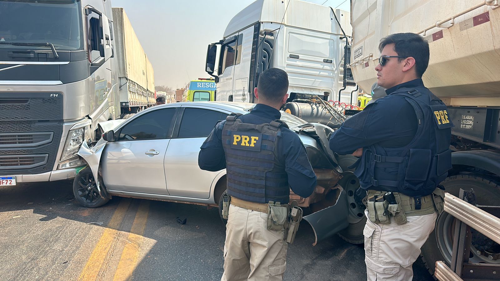 Carro Fica Prensado entre Duas Carretas na Avenida dos Imigrantes