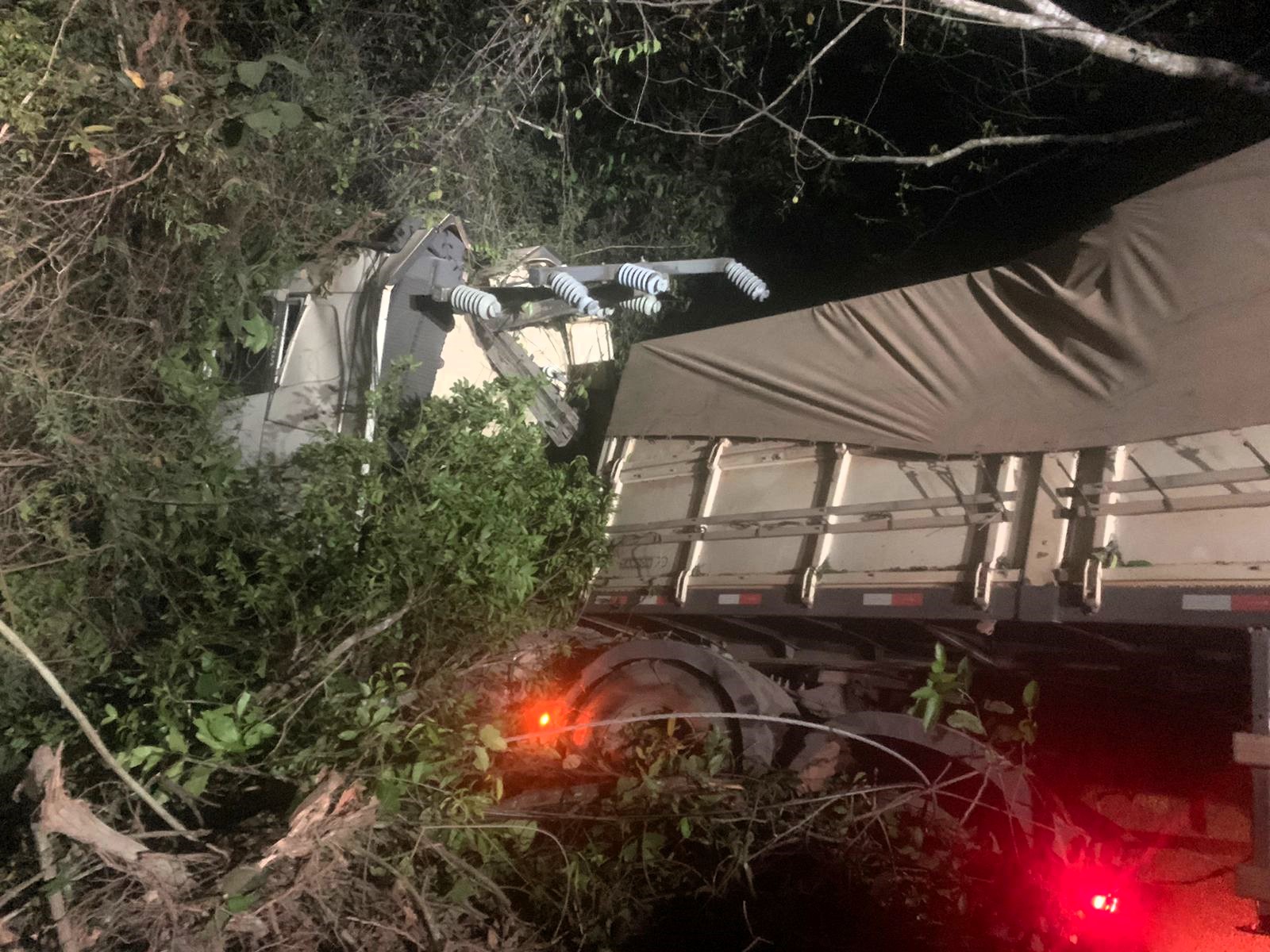 Bombeiros combatem incêndio em vegetação causado por colisão de carreta