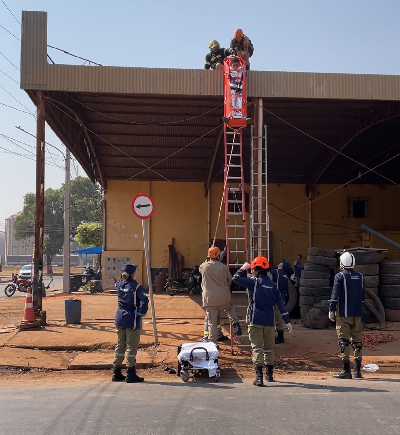 Bombeiros resgatam duas vítimas de acidente com fios de alta tensão; uma foi a óbito