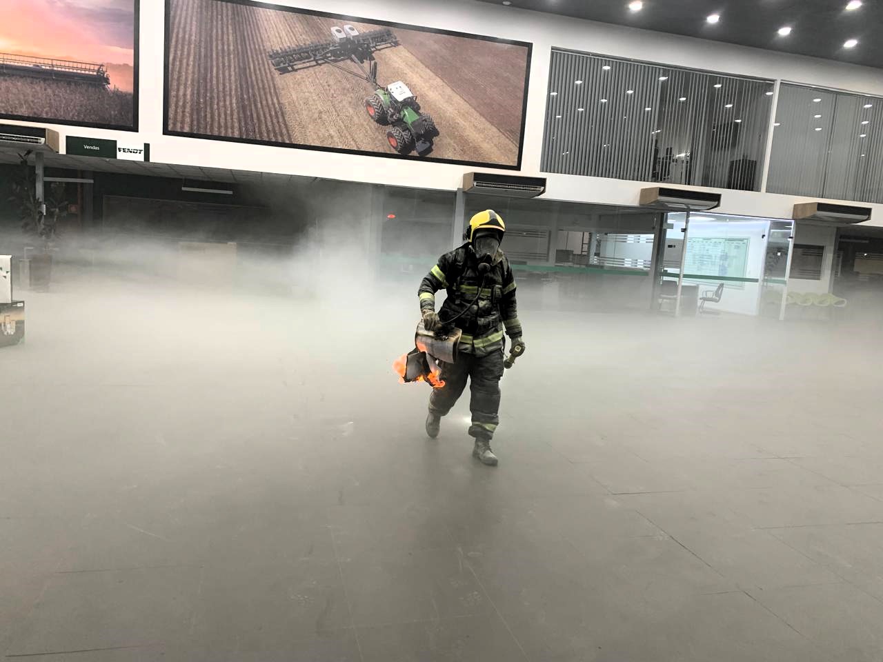 Corpo de Bombeiros combate incêndio em concessionária em Primavera do Leste