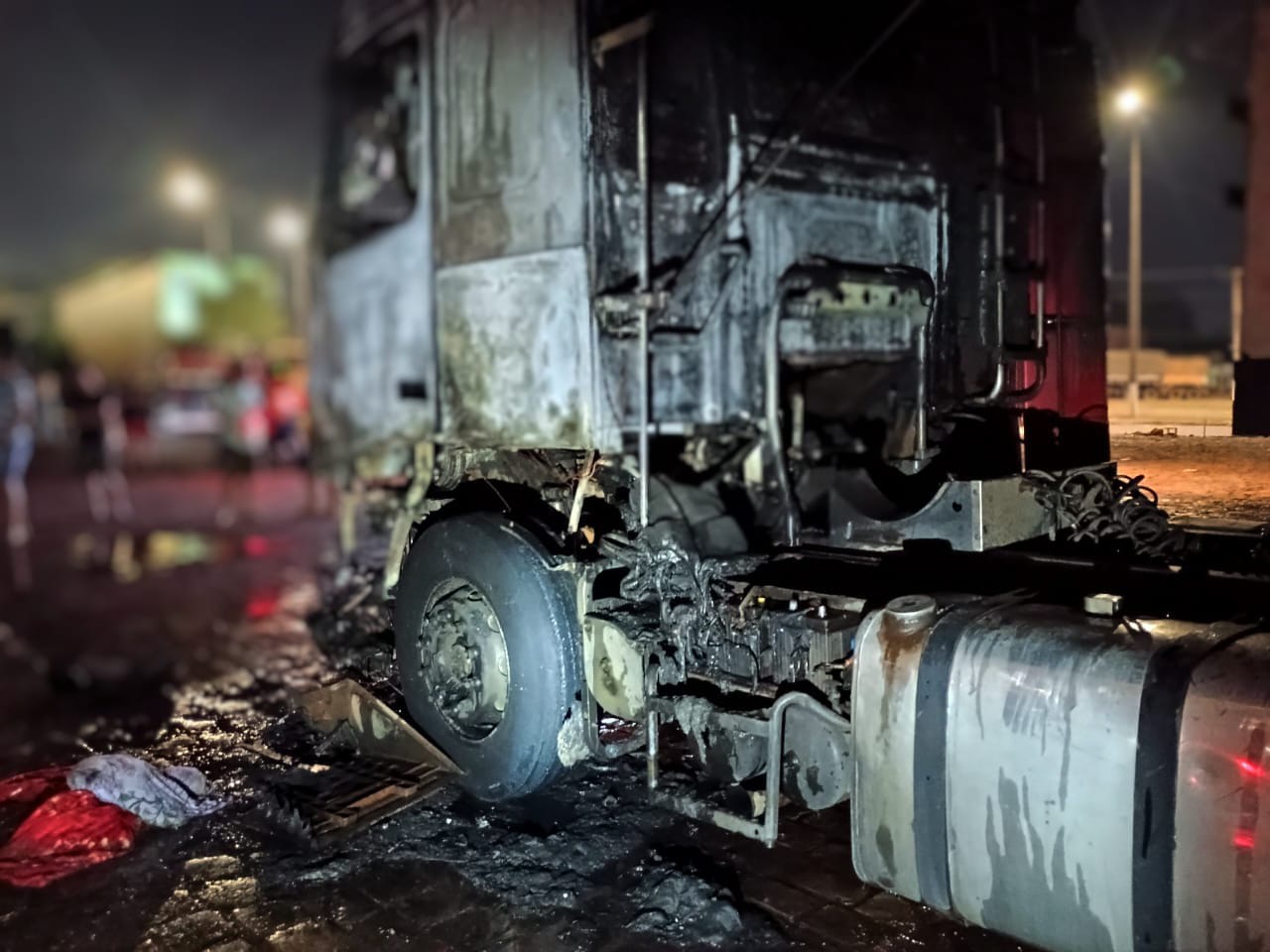 Corpo de Bombeiros combate incêndio em caminhão trator em Campo Verde