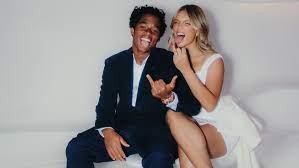 Jogador Endrick e influenciadora Gabrielly Miranda oficializam casamento: ‘Enfim, casados’