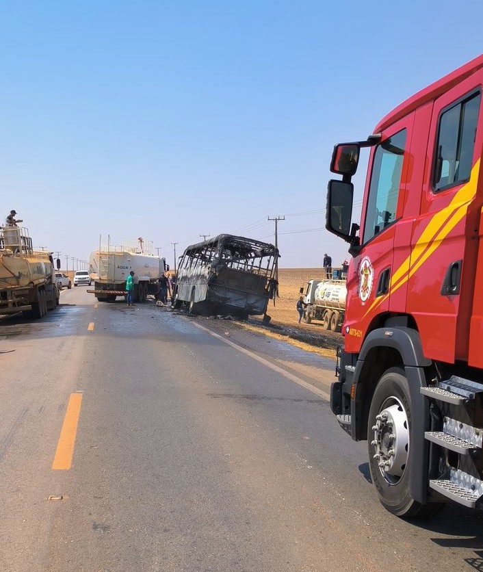 Bombeiros auxiliam equipe de concessionária a extinguir incêndio em ônibus na MT-242
