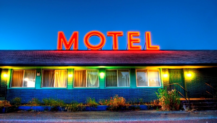 Roadside motel neon sign in Oregon