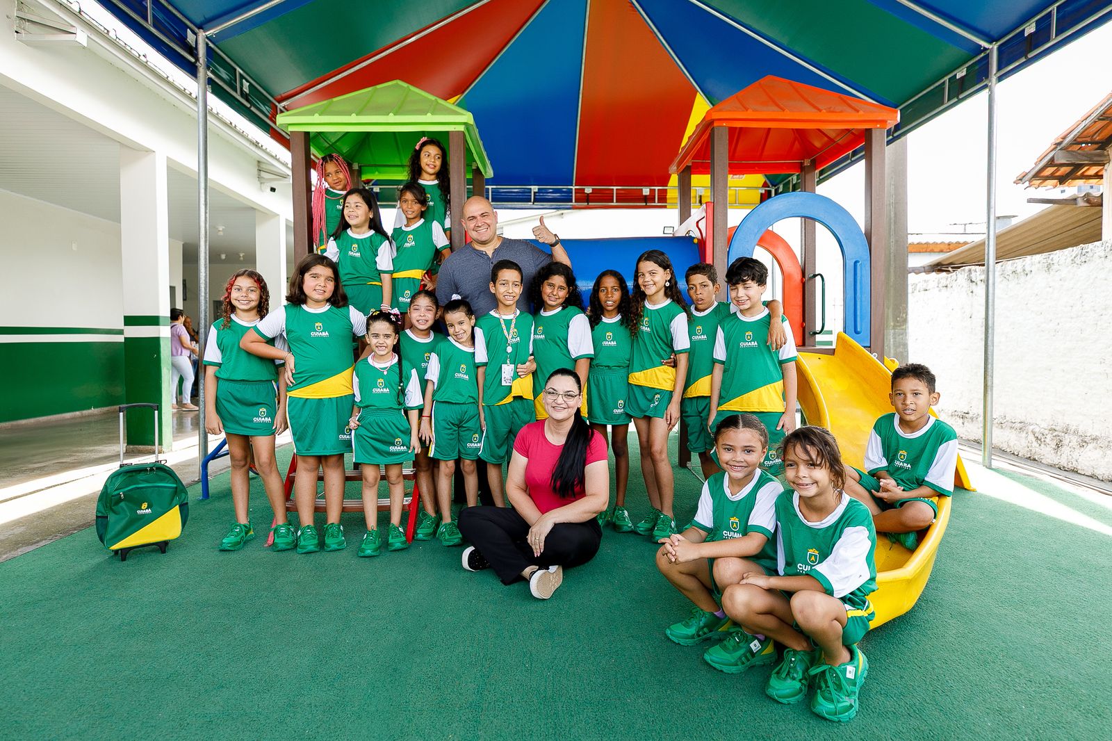Prefeito entrega primeiros uniformes para estudantes da rede municipal