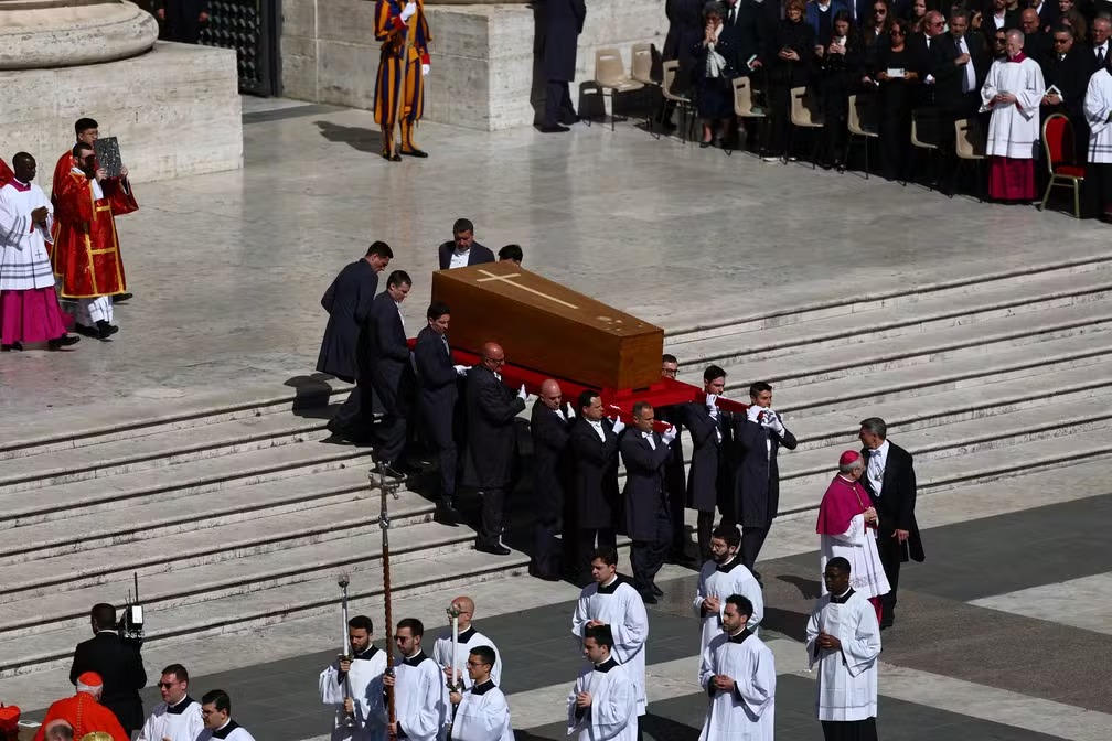Papa Francisco é sepultado em cerimônia histórica em Roma