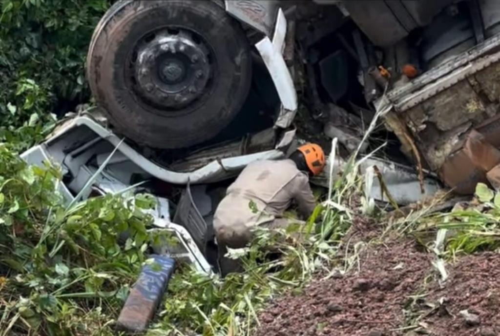 Corpo de Bombeiros resgata vitima presa às ferragens de caminhão após acidente na BR-174