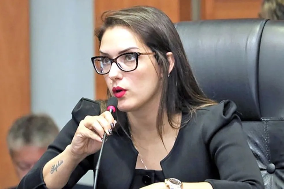 Janaina Riva denuncia machismo em ataques políticos e desafia secretário: “Não tenho medo de homem nenhum”