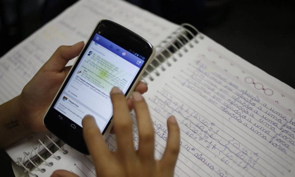 Várzea Grande sanciona lei que proíbe celulares nas escolas municipais para garantir foco e melhorar aprendizado