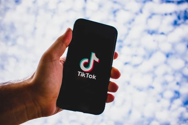 TikTok é multado em US$ 600 milhões por envio ilegal de dados à China