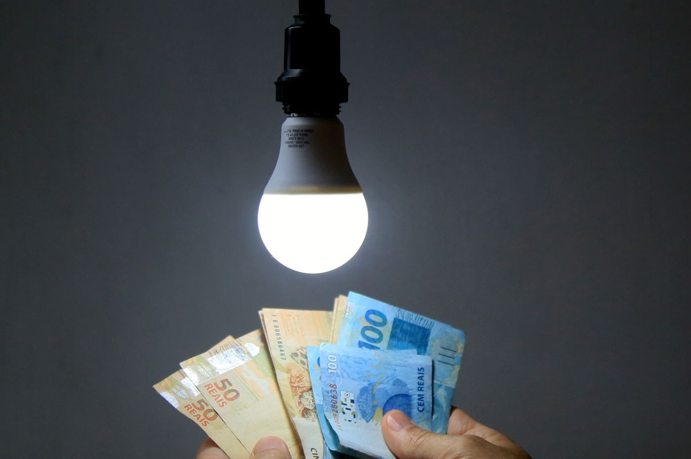 Conta de luz vai subir! Aneel aciona bandeira vermelha e energia ficará mais cara a partir de junho