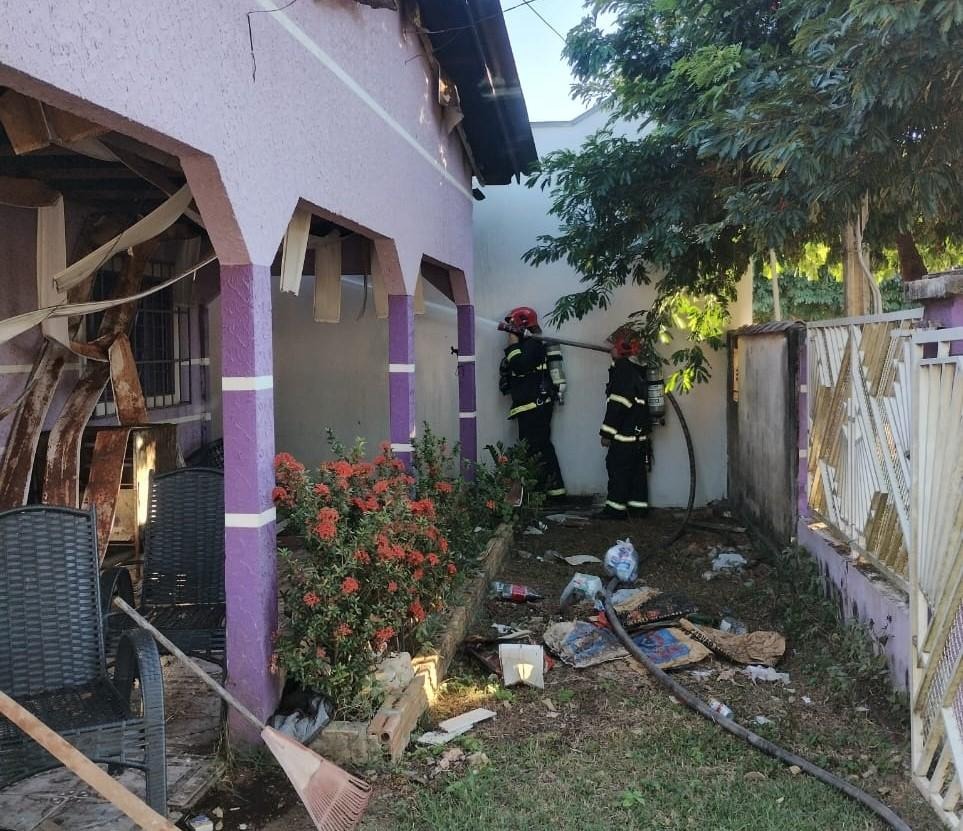 Corpo de Bombeiros combate incêndio em residência em Alta Floresta