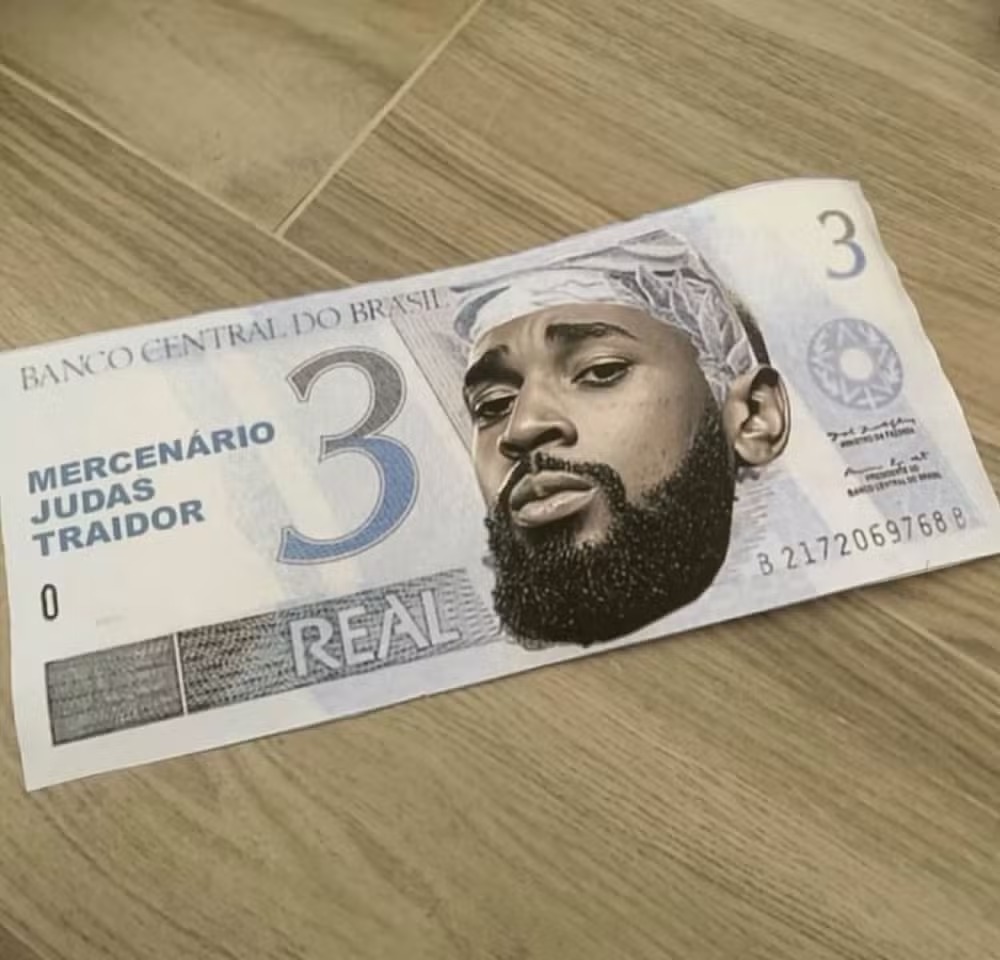 Torcida do Flamengo protesta contra Gerson no embarque para o Mundial: “Traidor”