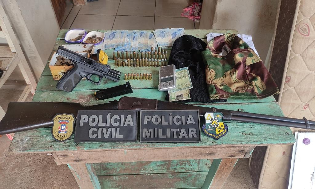 Ação integrada da PM e Polícia Civil recolhe armas, munições e porções de maconha em zona rural