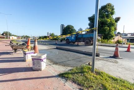 Prefeitura inicia construção de faixas elevadas na Av. Parque do Barbado para reduzir acidentes
