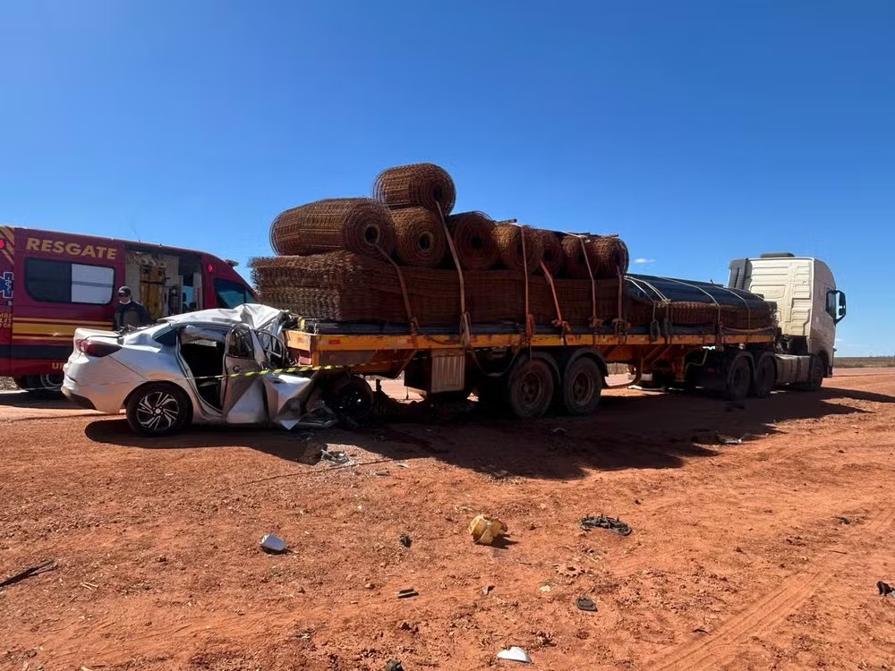 Motorista morre após colisão com carreta parada no acostamento em rodovia de MT