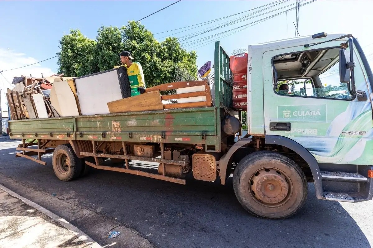 Cata-treco atende 22 bairros de Cuiabá a partir desta segunda; veja locais e datas Ação começa nesta segunda-feira (28) e segue até 2 de agosto, com recolhimento gratuito de móveis e eletrodomésticos fora de uso em 22 bairros da capital.