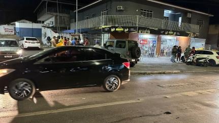 Entregador perde perna em acidente grave ao bater em carro e atingir pedestre em Cuiabá