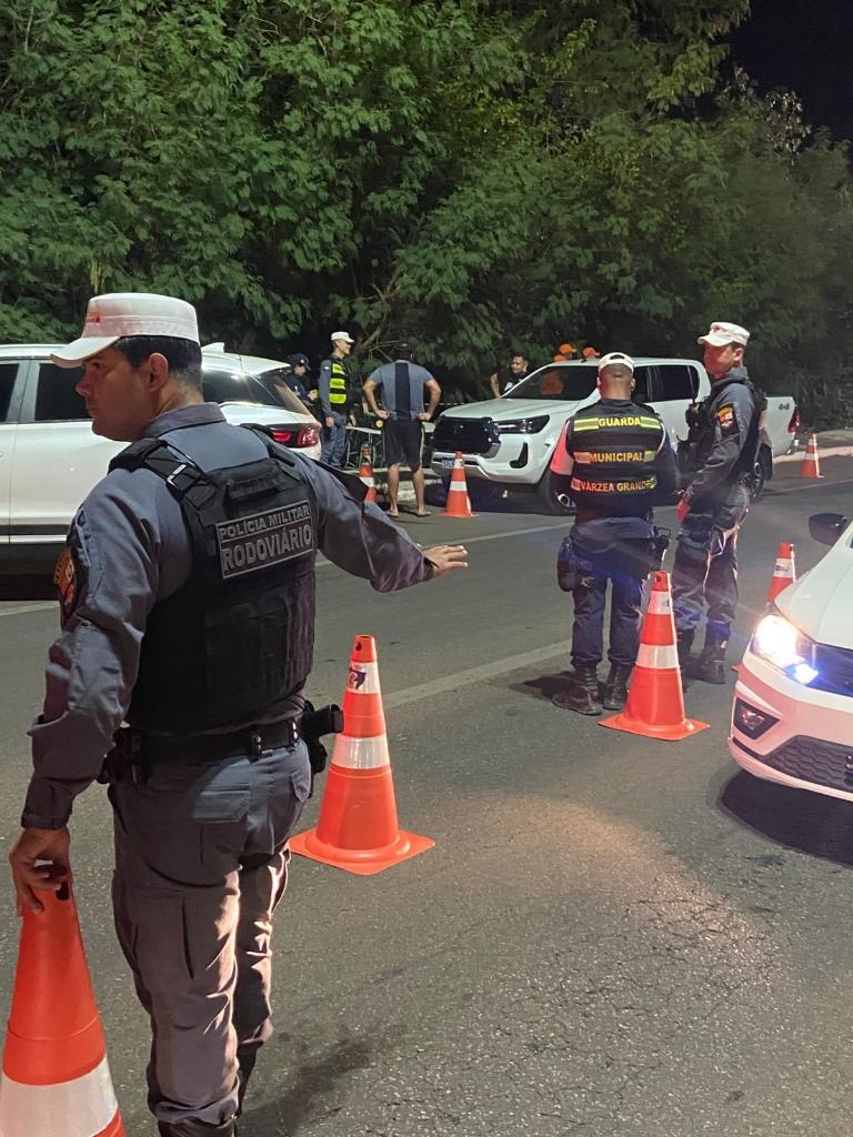 Operação Lei Seca resulta na prisão de dois condutores embriagados e remoção de 16 veículos