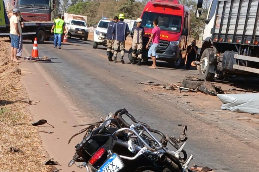 Corpo de Bombeiros atua em acidente de trânsito envolvendo duas carretas, um veículo de passeio e duas motocicletas