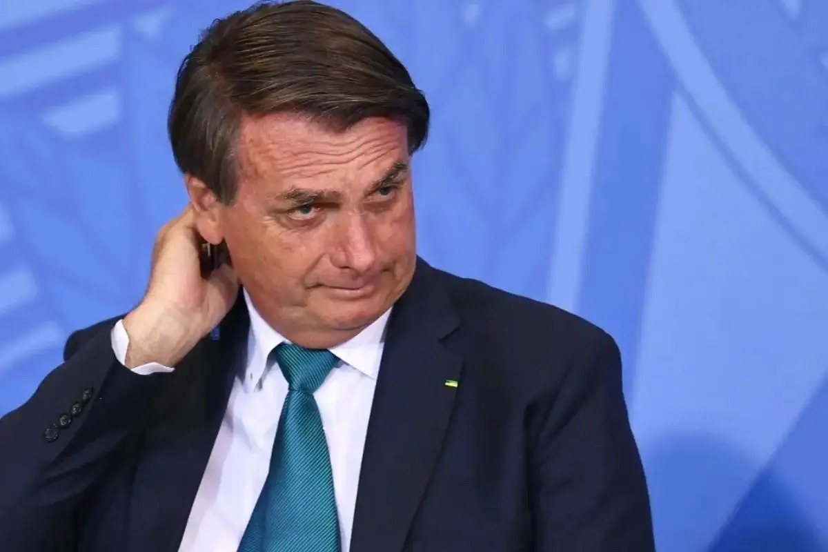 Alexandre de Moraes determina vigilância integral de Bolsonaro