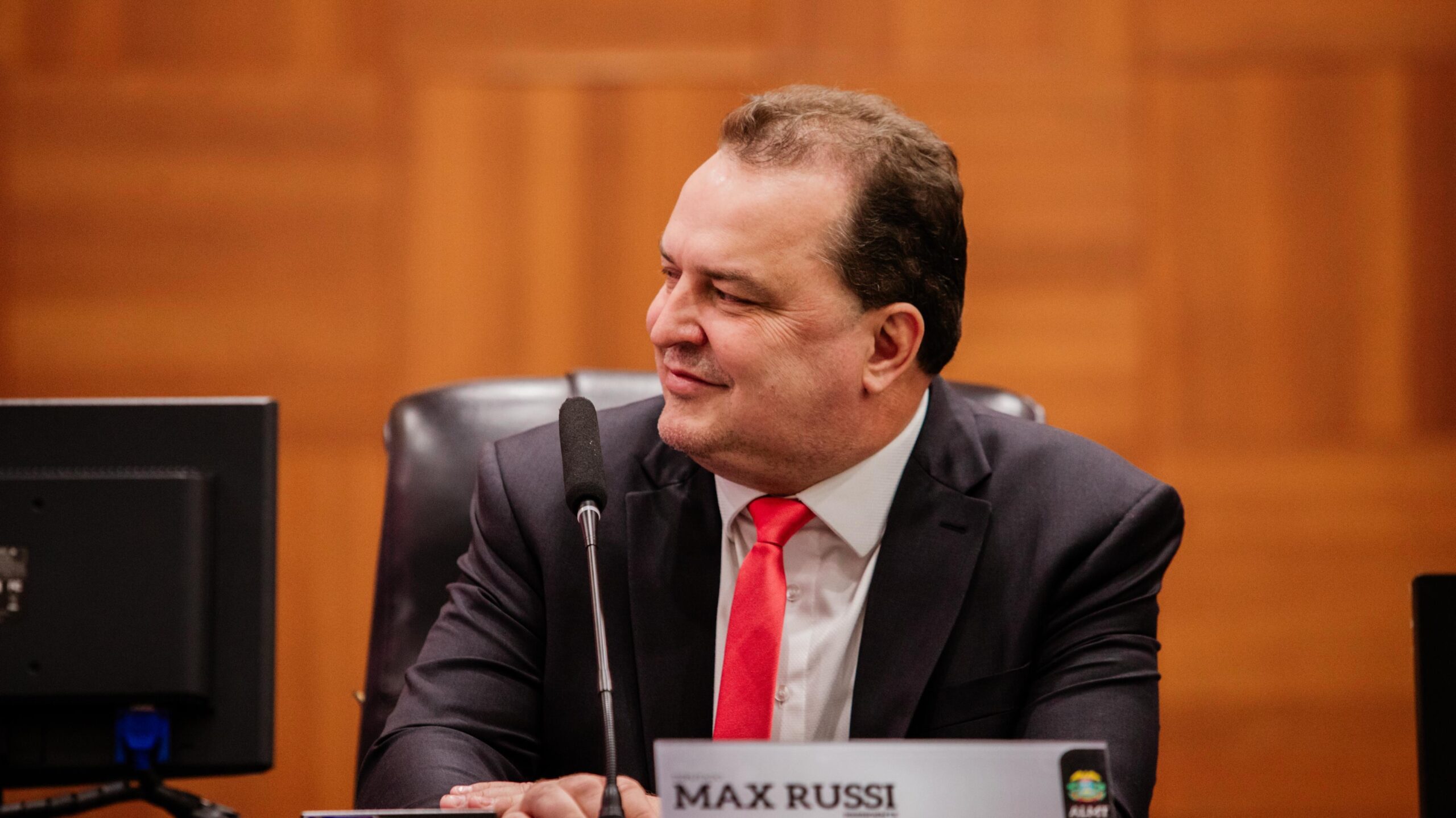 Max Russi lidera pesquisa e desponta como favorito para 2026
