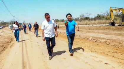 Botelho vistoria obras de pavimentação no Osmar Cabral e Coxipó do Ouro