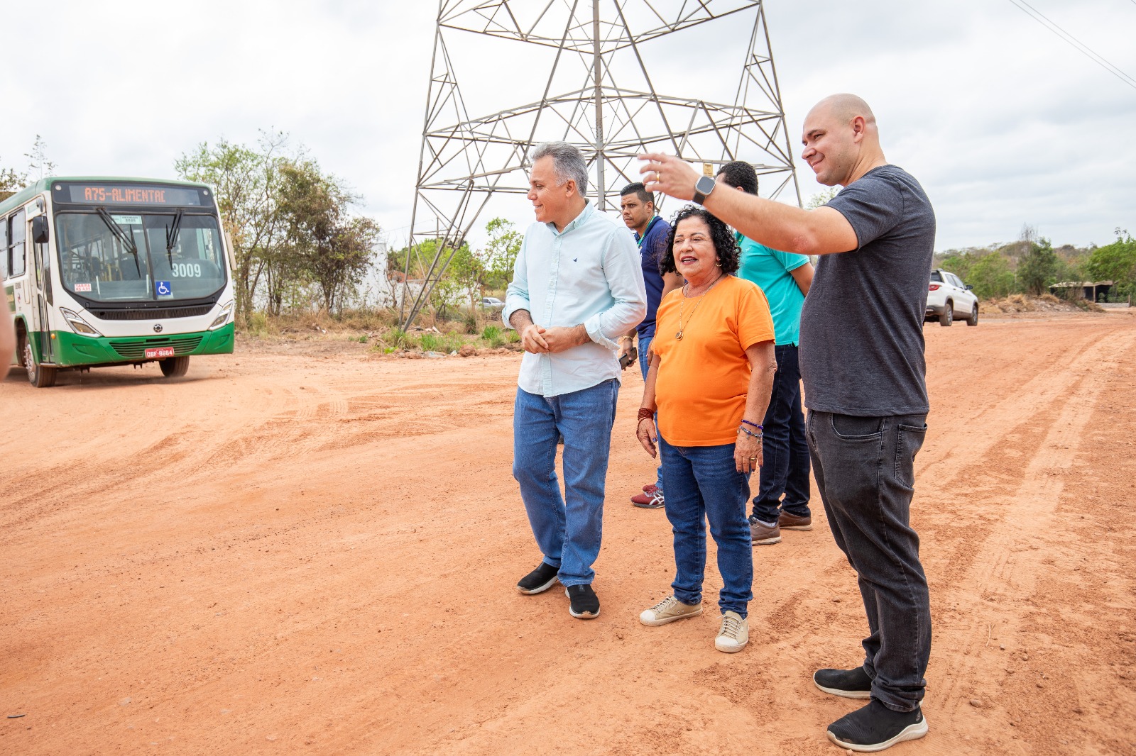 Prefeito entrega patrolamento na estrada do Linhão, anuncia iluminação e asfalto no Pedra 90
