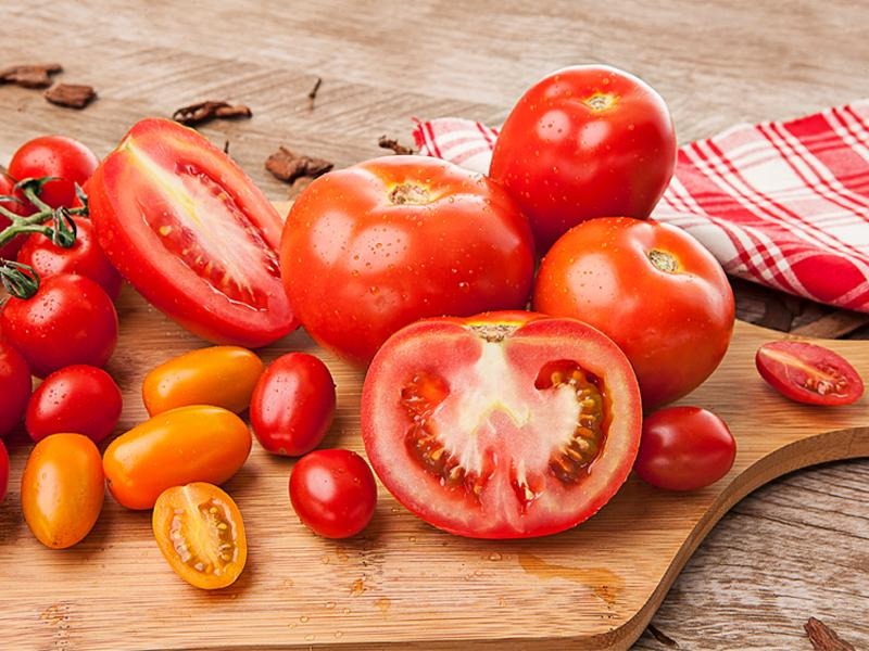 Tomate despenca 60% e abacaxi dispara 27%: semana tem forte oscilação de preços