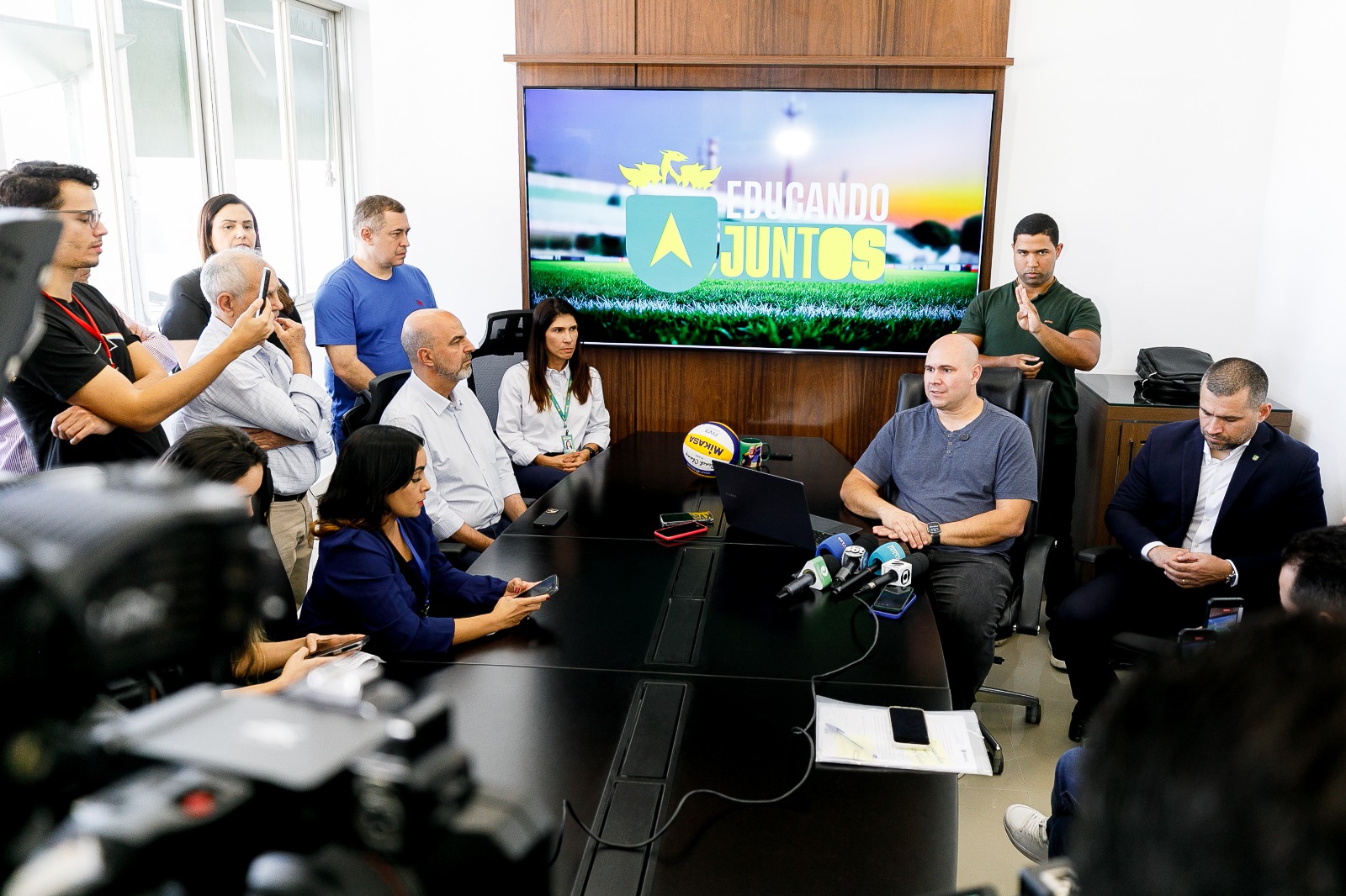 “Entre fusões e demissões, Cuiabá se pergunta: quem será o próximo secretário?”