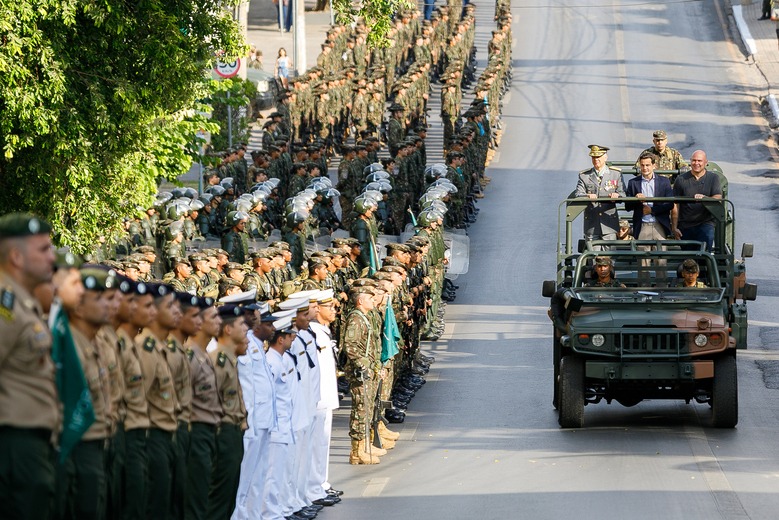 Milhares celebram a Independência com desfile cívico-militar em Cuiabá