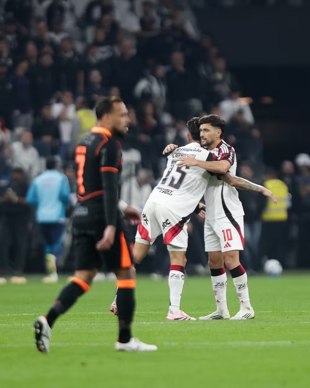 Flamengo reage no segundo tempo, vira sobre o Corinthians e confirma favoritismo no Brasileirão