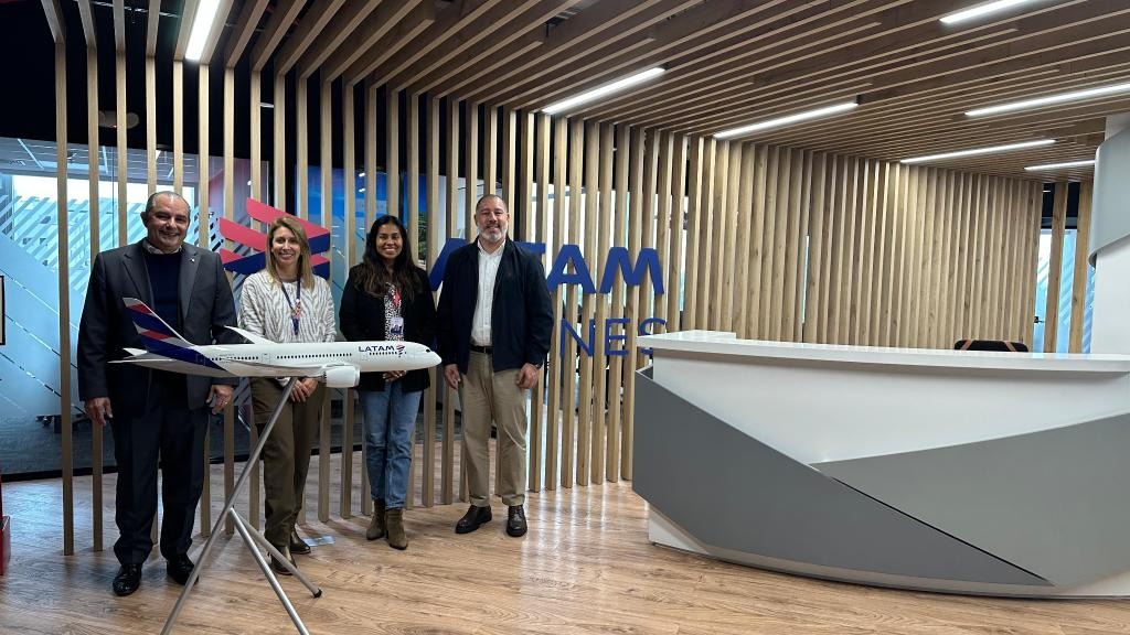 Latam avalia criação de voo direto entre Cuiabá e Peru após reunião com governo de MT
