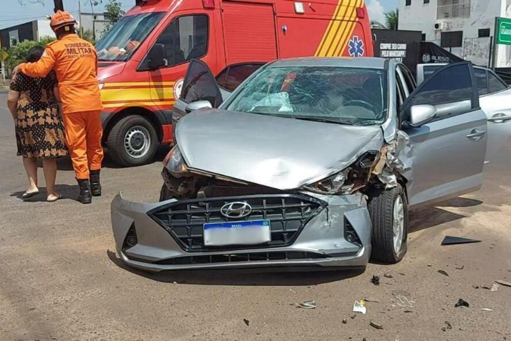 Corpo de Bombeiros presta socorro às vítimas de acidente entre veículo e caminhonete