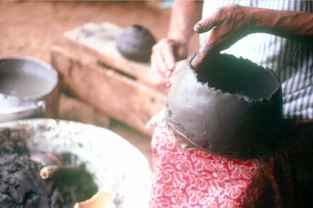 Bombeiros empregam mais de 80 mil litros de água para extinguir incêndio de grandes proporções em madeireira