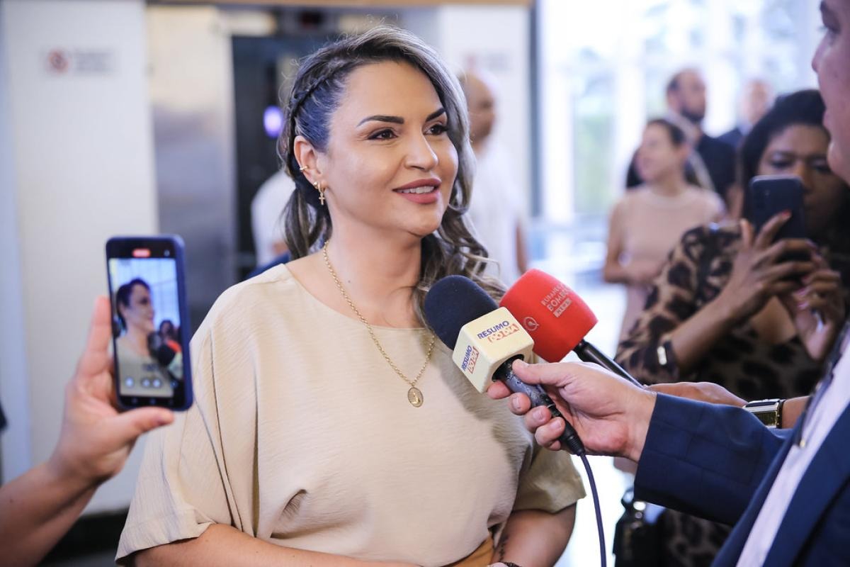 Vânia assume Prefeitura de Cuiabá pela primeira vez durante viagem internacional de Abilio