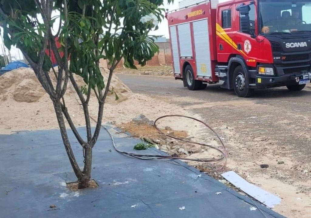 Corpo de Bombeiros orienta sobre como agir em caso de queda de fio energizado em via pública