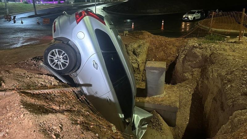 Ruas esburacadas e obras expõem motoristas ao perigo em Cuiabá: mulher perde controle e cai em vala no Centro Político
