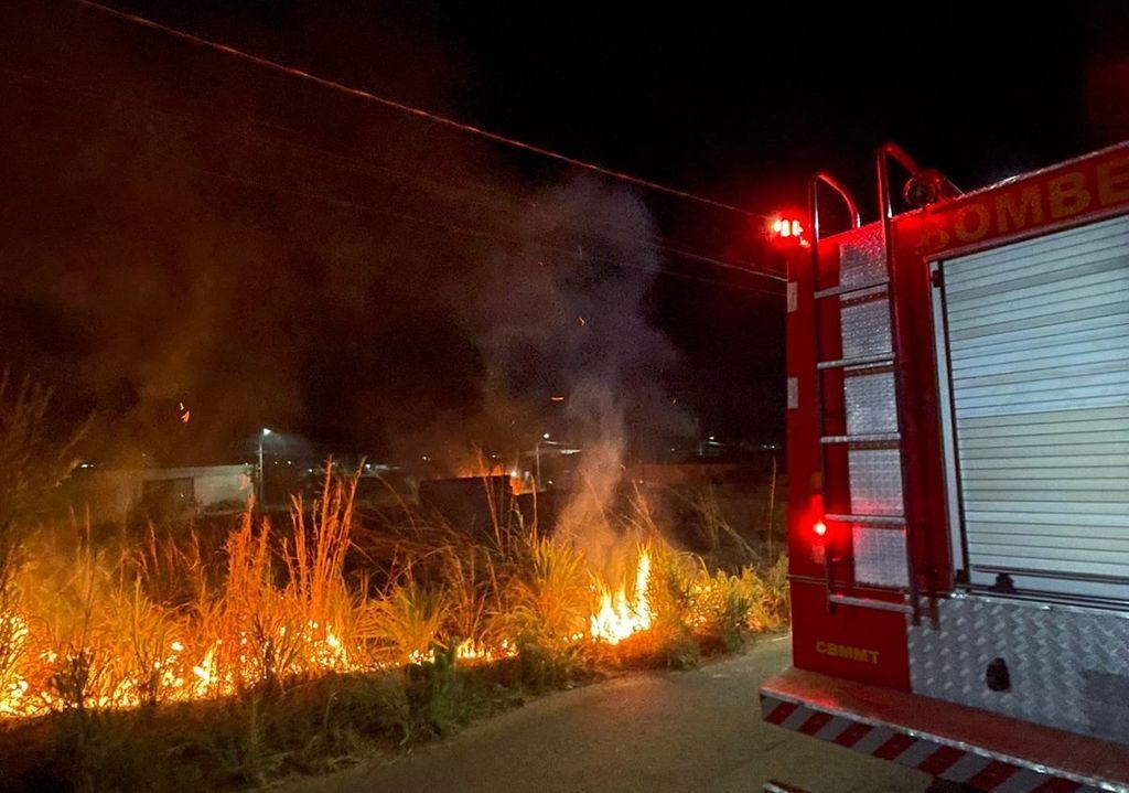 Corpo de Bombeiros combate incêndio em vegetação de terreno urbano
