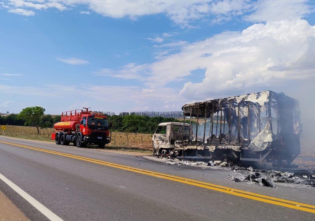 Corpo de Bombeiros combate incêndio em caminhão e em área de vegetação