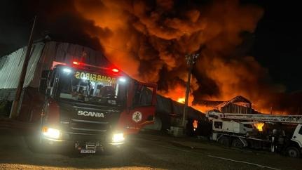 Incêndio de grandes proporções destrói empresa de reciclagem em Cuiabá