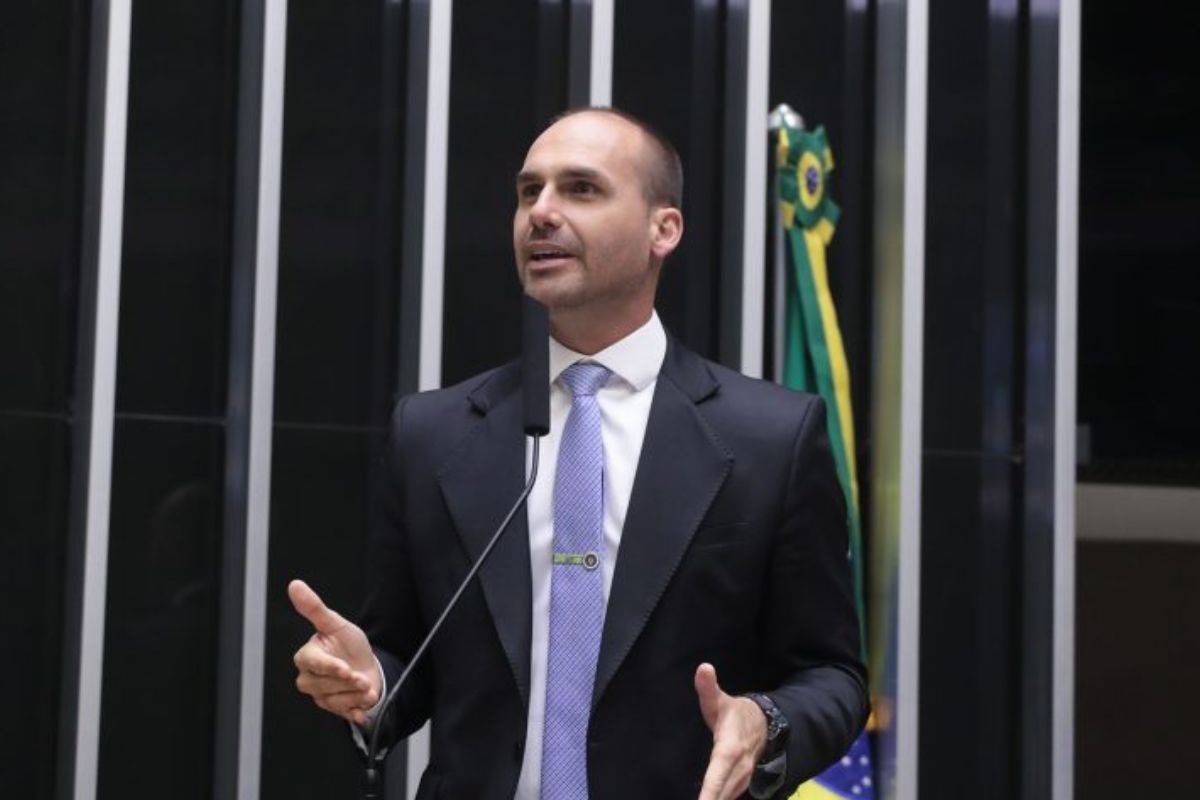 PGR afirma que deputados não podem pedir prisão de Eduardo Bolsonaro