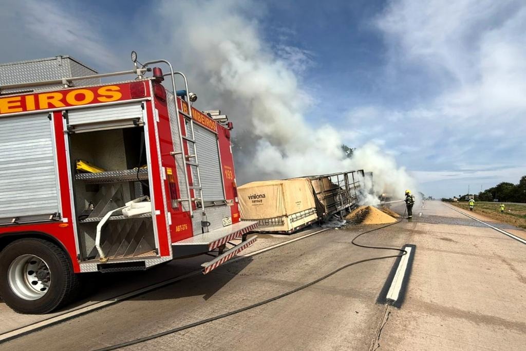 Corpo de Bombeiros controla incêndio em carreta carregada com soja na BR-364