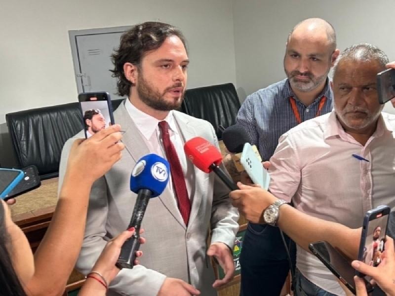 Vereador Daniel Monteiro questiona viagem internacional de Abílio Brunini e critica busca por empréstimos no exterior