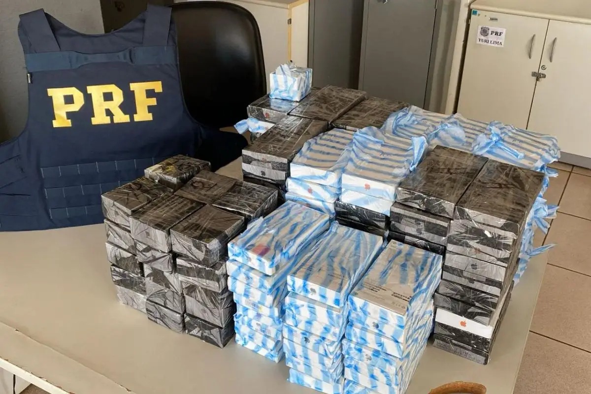 Fiscalização flagra carro de luxo “abarrotado” com iPhone 17 na BR-163