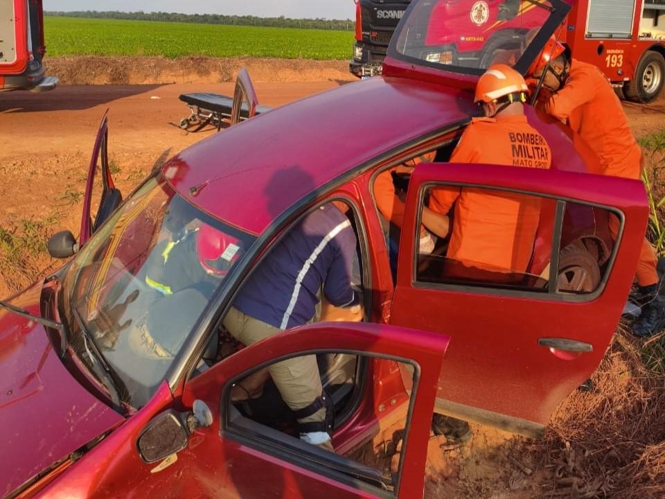 Corpo de Bombeiros socorre vítima após capotamento em Sinop