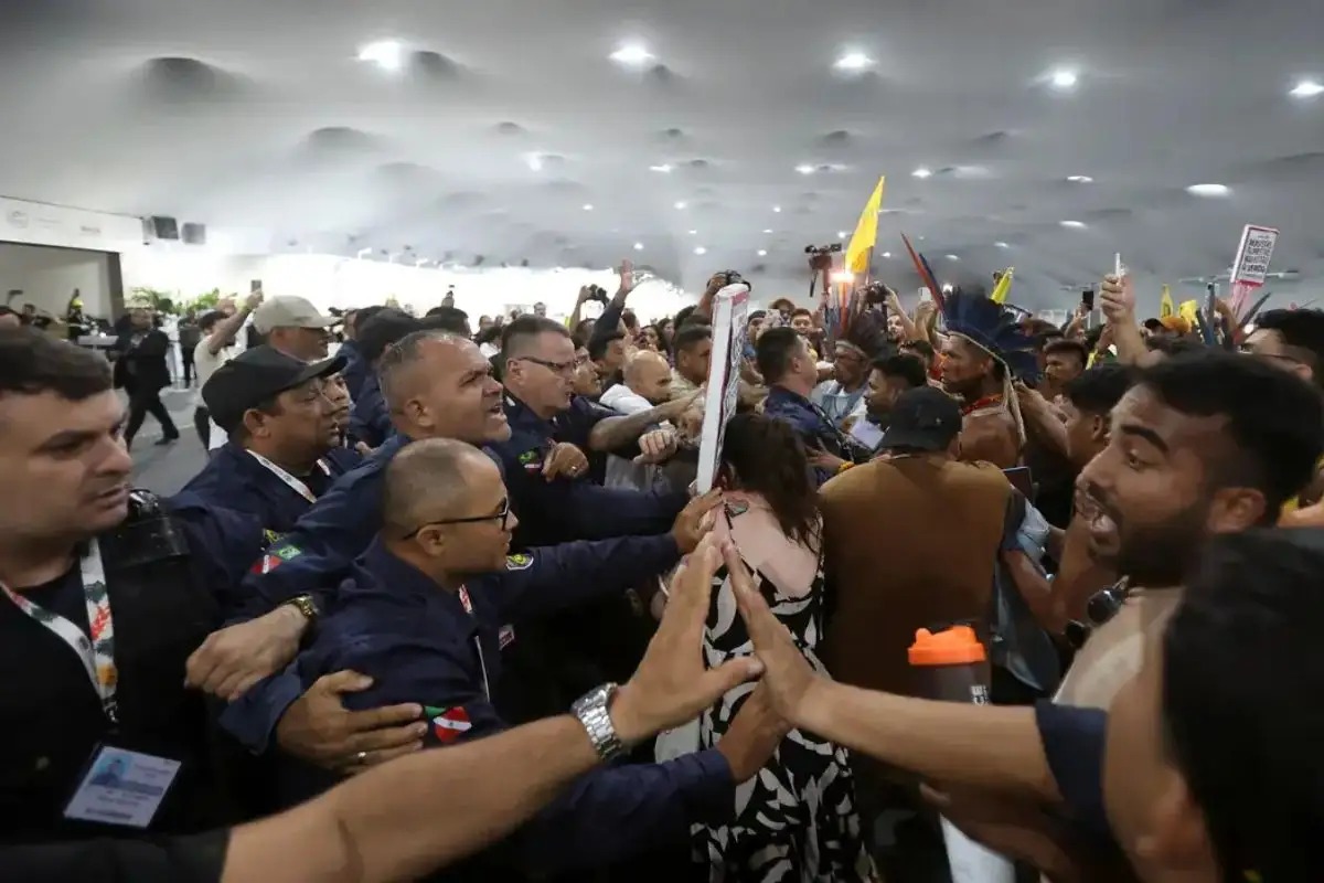 Manifestantes tentam invadir área da ONU na COP30 e confronto deixa segurança ferido