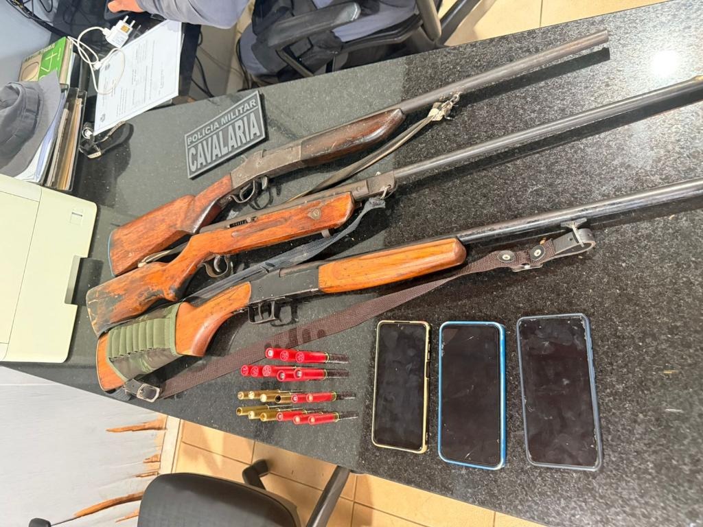 Polícia Militar e Sema prendem três homens com espingardas em área de exploração ilegal de madeira