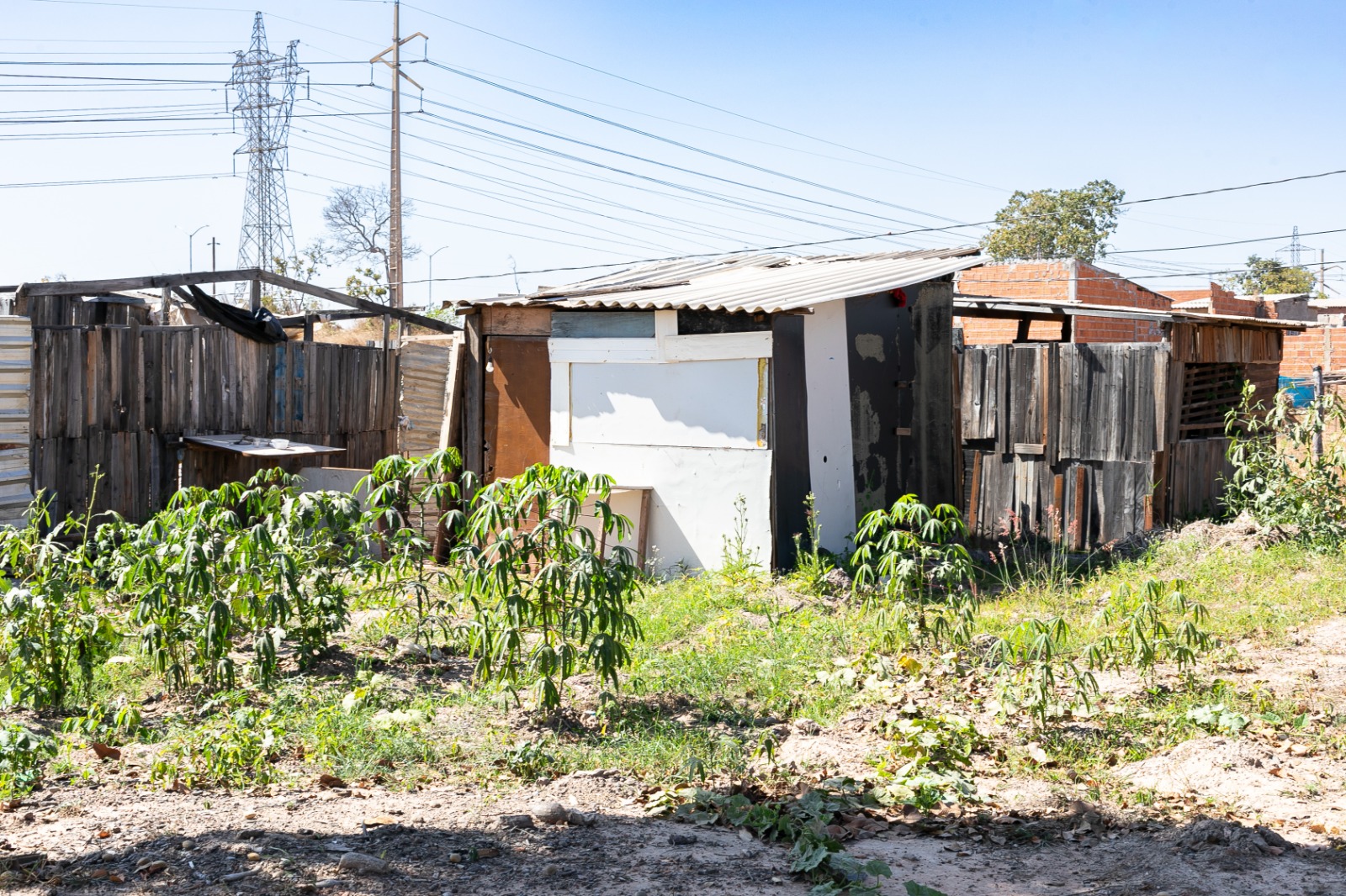 Cuiabá anuncia plano para regularizar área ocupada por famílias no Contorno Leste após diálogo com comunidade e autoridades
